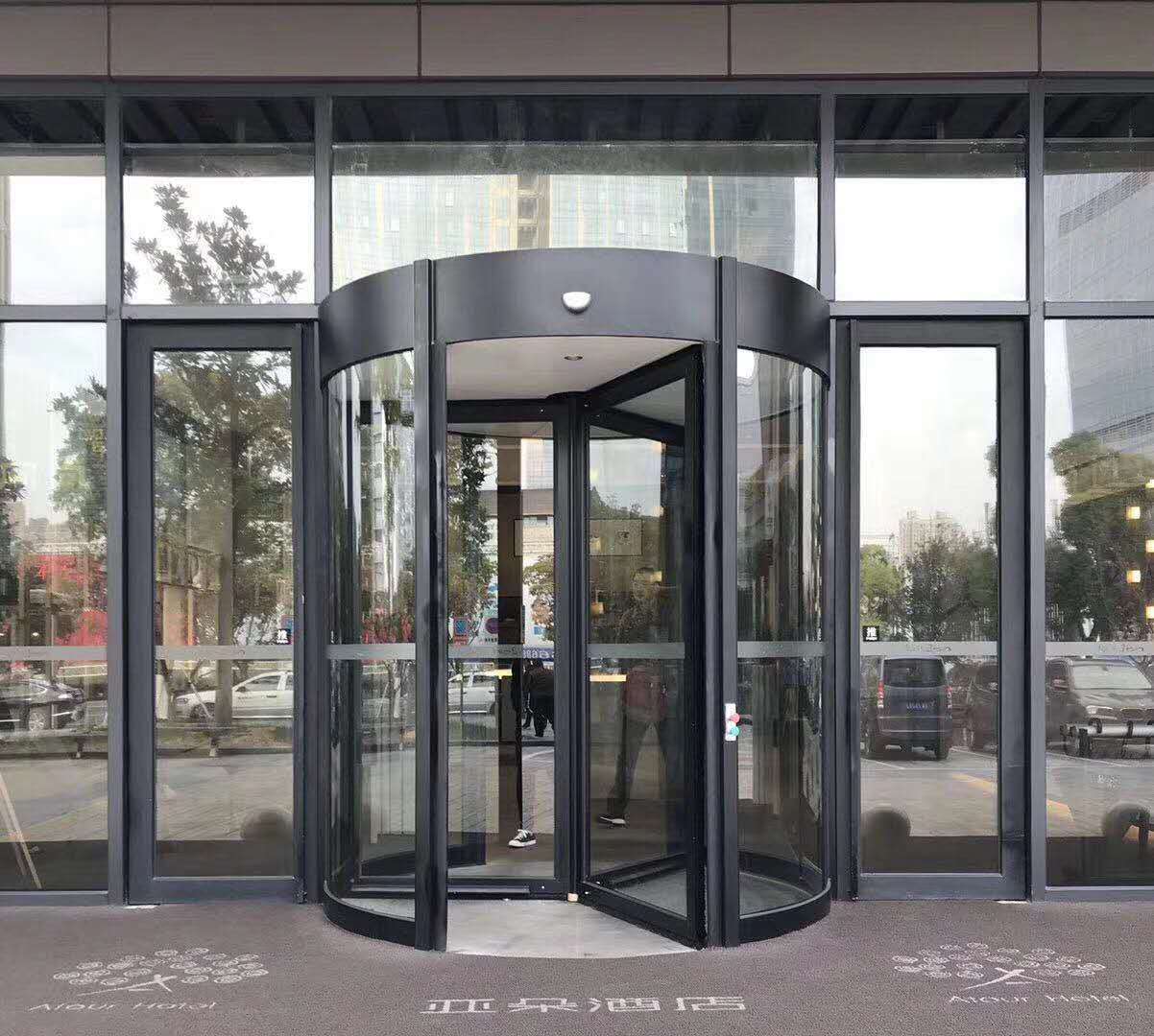 四翼旋轉門與三翼旋轉門 設計、應用與對比分析